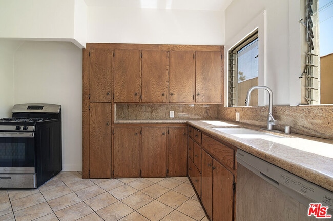 Building Photo - 170 1/2 S Sycamore Ave