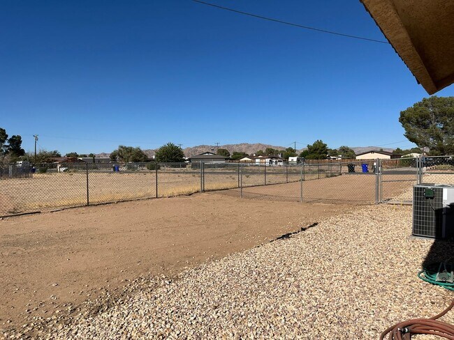 Building Photo - 3 bedroom, 2 bathroom in Apple Valley!