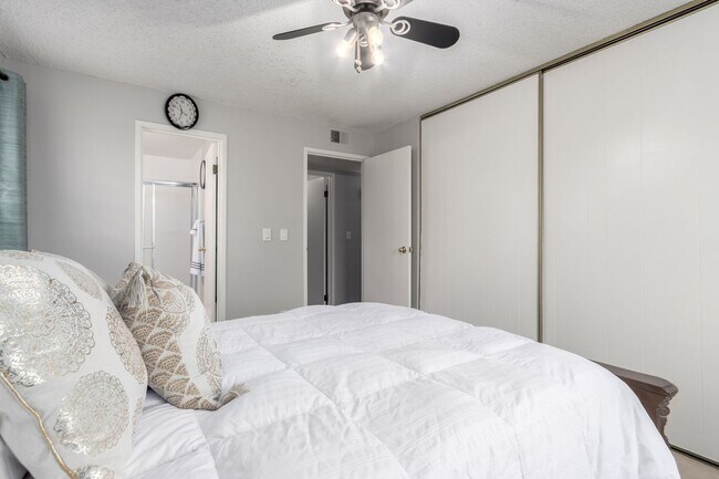 Building Photo - Beautiful 2 Bedroom Condo Across from Aurora Medical Center