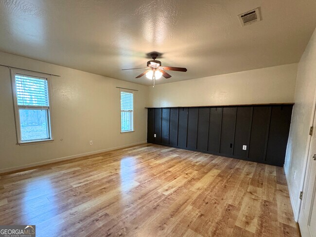 Building Photo - 330 McQueen Cir