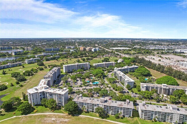 Building Photo - 2671 S Course Dr