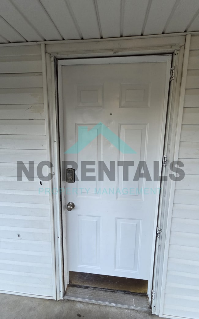 Building Photo - 721 Davis St