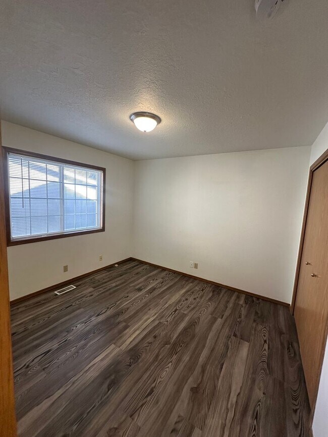 Building Photo - Tranquil & delightful 3-bedroom, 2-bathroo...