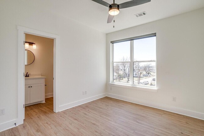 Building Photo - 2335 Benbrook Blvd