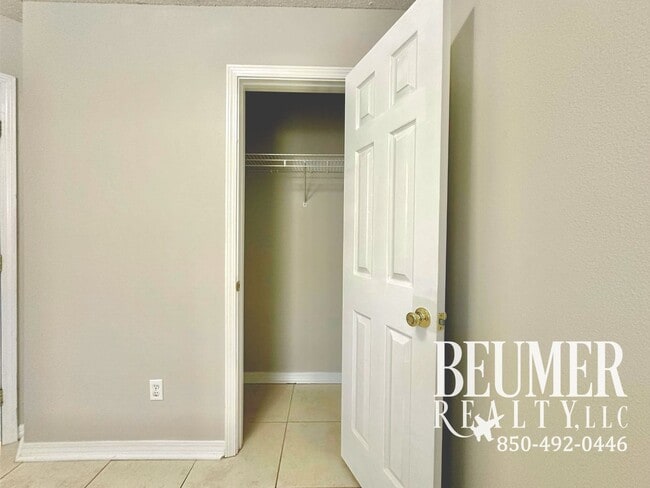 Building Photo - Charming 3br 2 bath Located 4 miles from NAS Back Gate