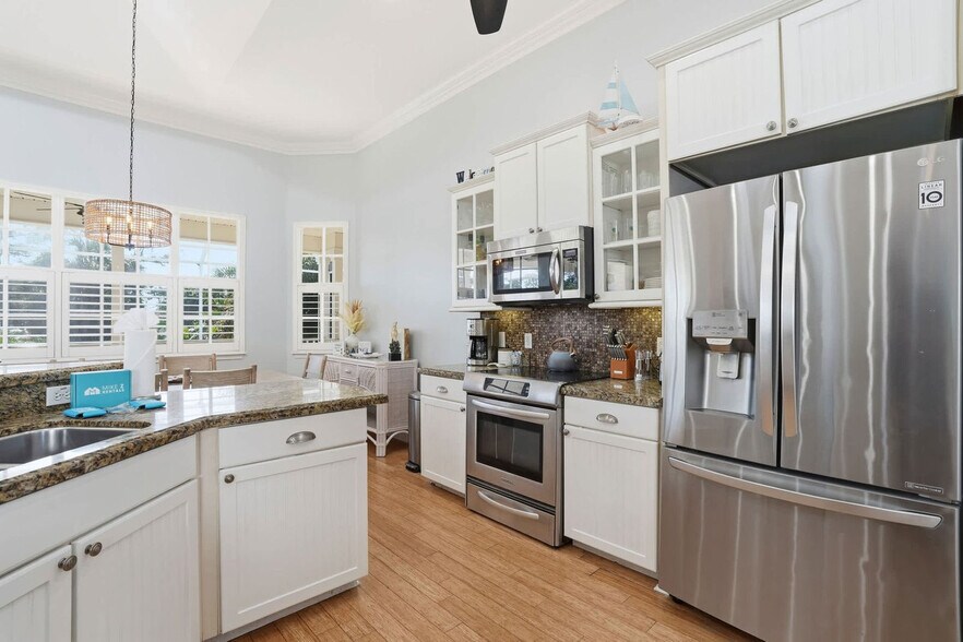 Building Photo - 3011 Pine Tree Dr