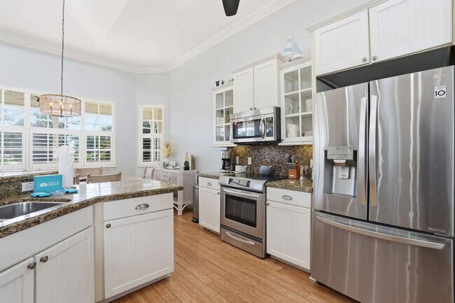 Building Photo - 3011 Pine Tree Dr