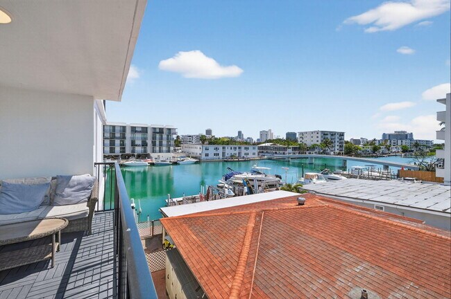 Building Photo - 8125 Crespi Blvd