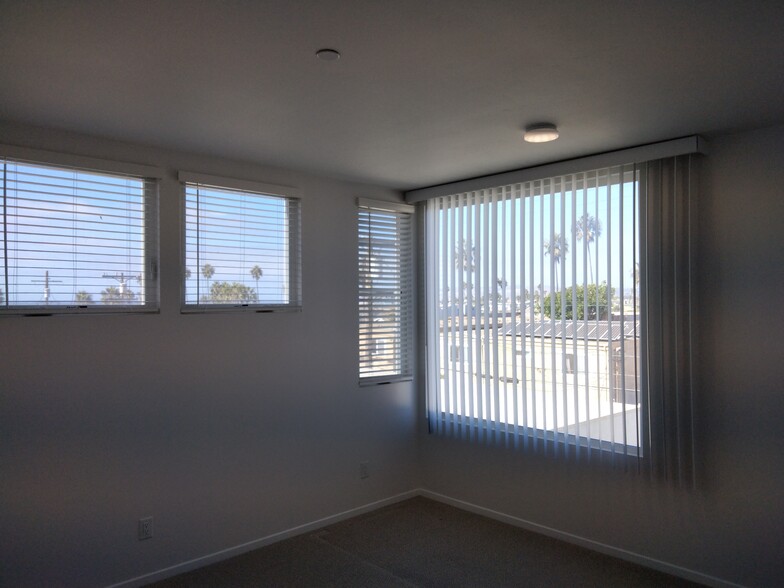 Building Photo - 5040 Santa Monica Ave