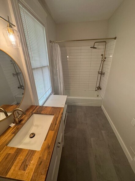 Building Photo - 2040 N Laura St