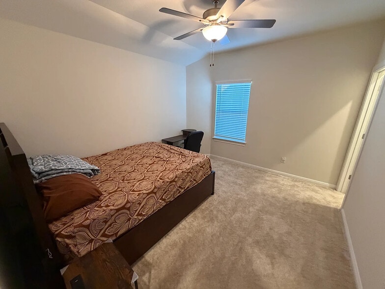 Building Photo - Room in House on Regatta Trl
