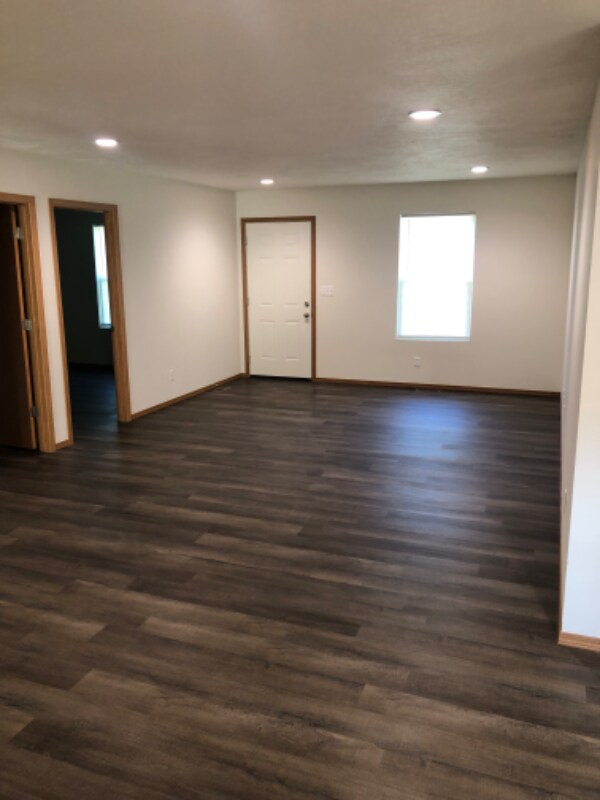 Building Photo - 1717 N Oak Grove Ave