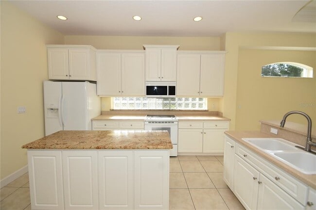 Building Photo - 17 Oasis Cir