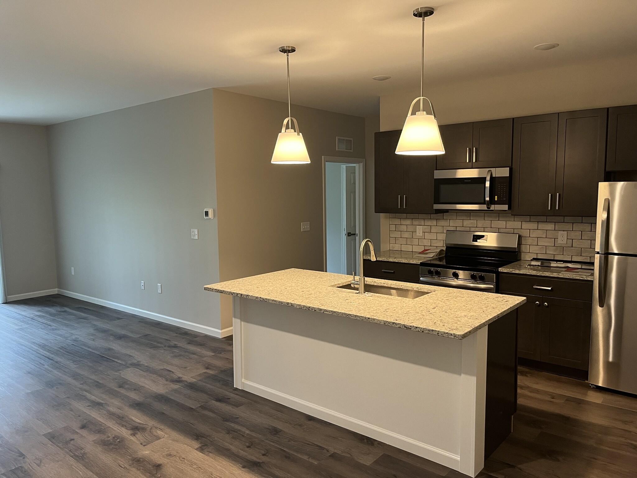 Building Photo - 2104 Community Ln