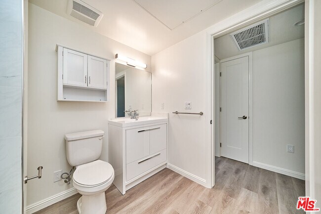 Building Photo - 951 S Wilton Pl
