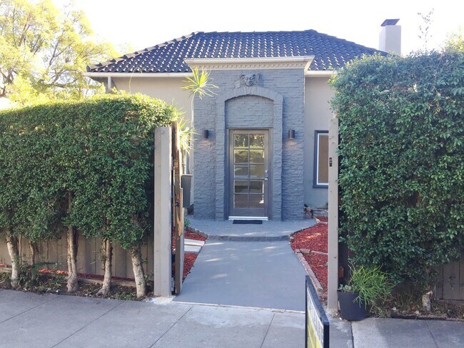 Building Photo - 8538 W Knoll Dr