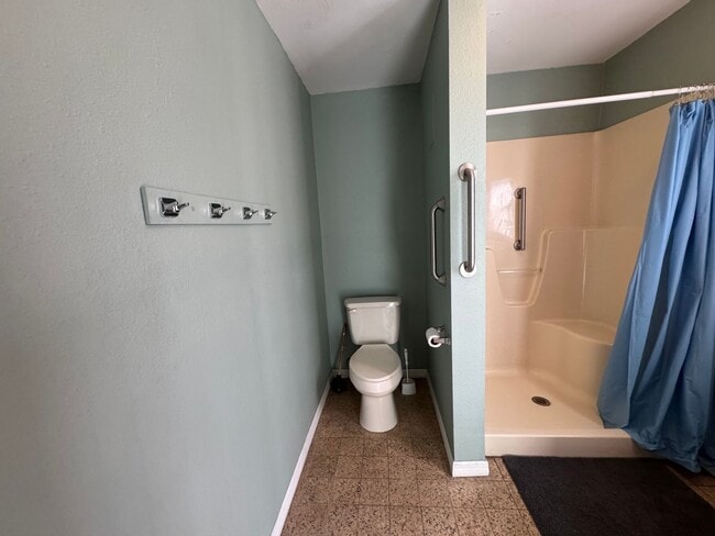 Building Photo - Spacious (Almost 3,000 sq ft) 6 Bedroom, 3 Bath Furnished Home – Live Oak, FL