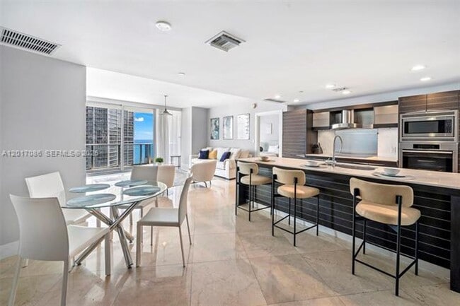 Building Photo - 200 Biscayne Blvd Way