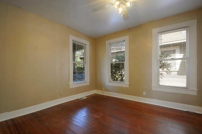 Building Photo - Upgraded and ready 5 bed 2 bath home next door to the 3 bed 2 bath home