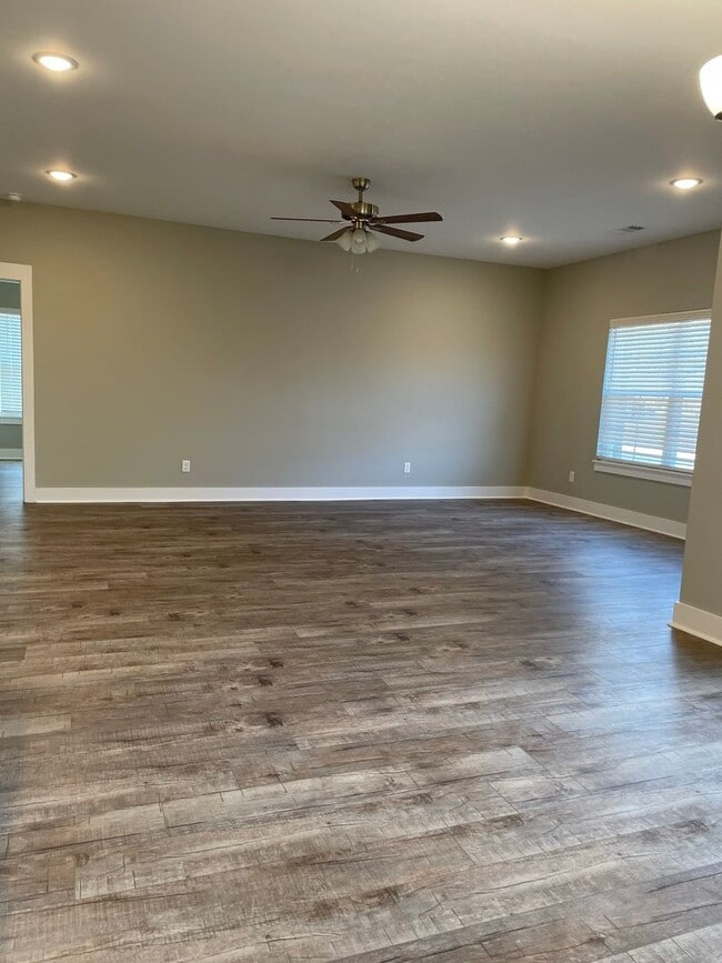 Building Photo - 3 Bedroom, 2 Bath Home in Valley View