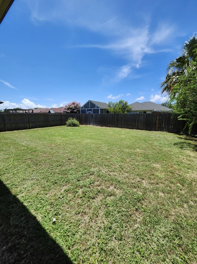 Building Photo - 1034 Livermore St