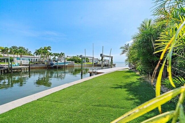 Building Photo - 585 Dolphin Ave SE