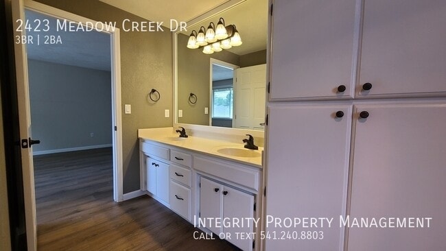 Building Photo - 2423 Meadow Creek Dr