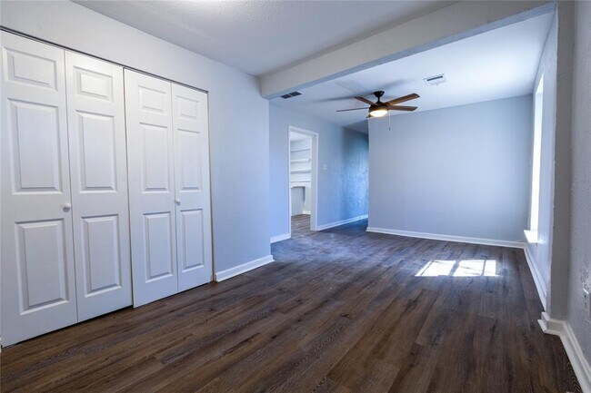 Building Photo - 2304 Thrasher Ln