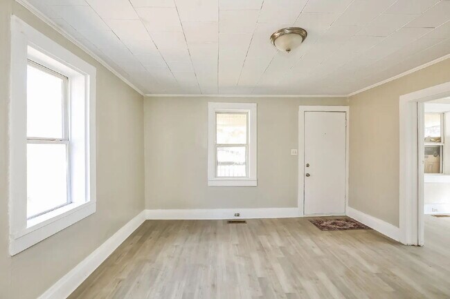 Building Photo - Charming 2-Bed, 1 Bath home with central HVAC and a Large Back yard!