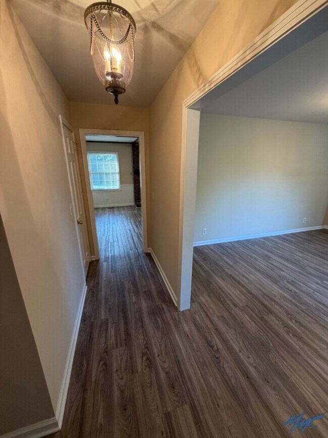 Building Photo - 1600 Parklawn Dr