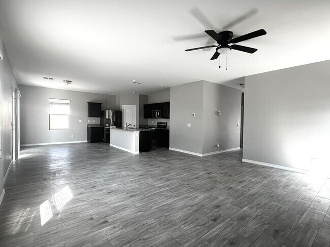 Building Photo - Mission Royal Resort Living Community! 5bd 3ba! Golf Course & Water Park!