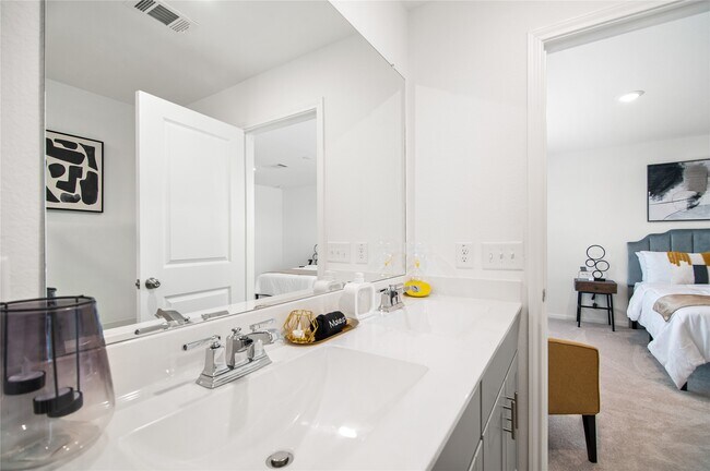 Building Photo - 1001 Caramel Shrs Dr