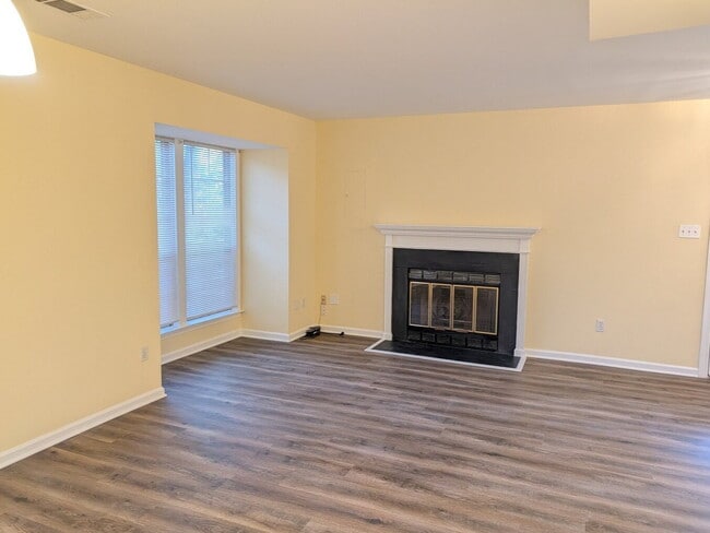 Building Photo - Cozy & Lifestyle-Oriented