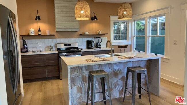 Building Photo - 400 N Avenue 66