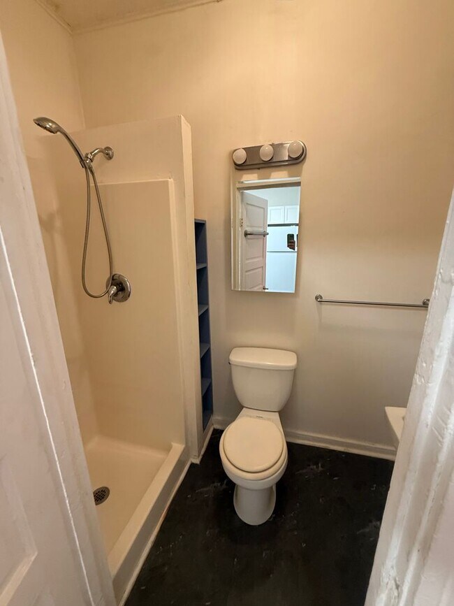 Building Photo - LARGE DOWNSTAIRS 1 Bedroom apartment