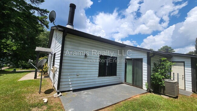 Building Photo - 5566 Windwood Rd