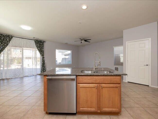 Building Photo - 4 Bedroom 3 Bathroom