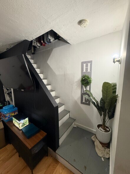 Building Photo - 509 Medford St