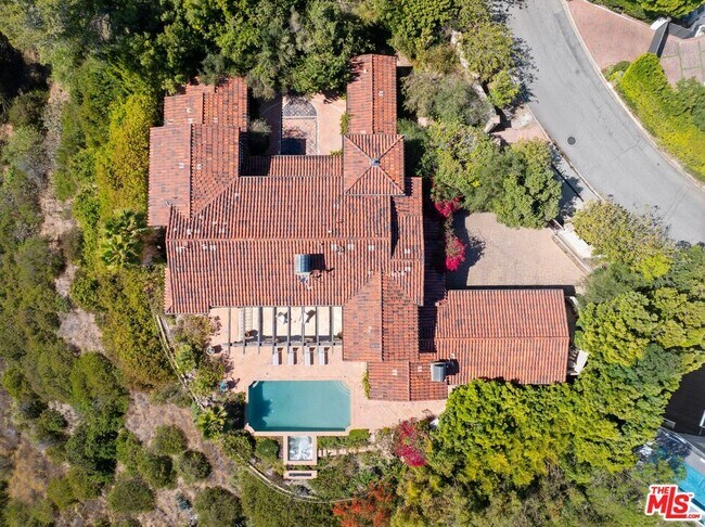 Building Photo - 1111 Stradella Rd