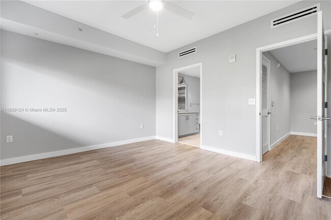 Building Photo - 3335 Thomas Ave