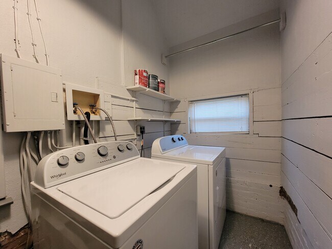 Building Photo - 67 Greenbriar Ave