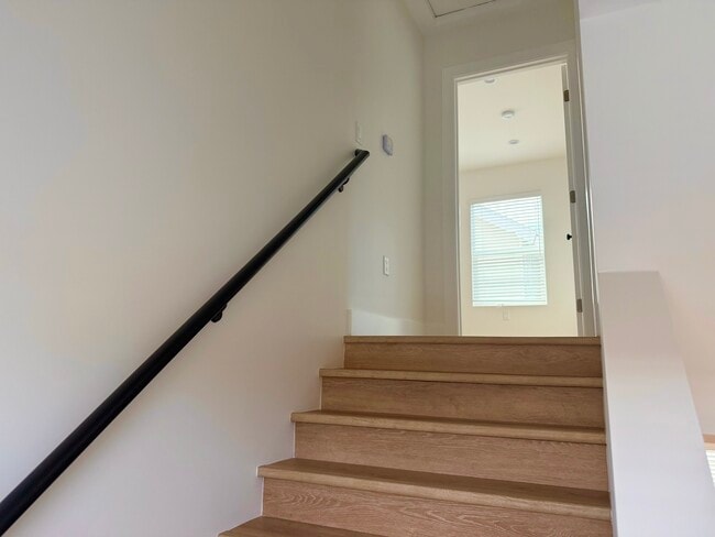 Building Photo - 678 E 45th St