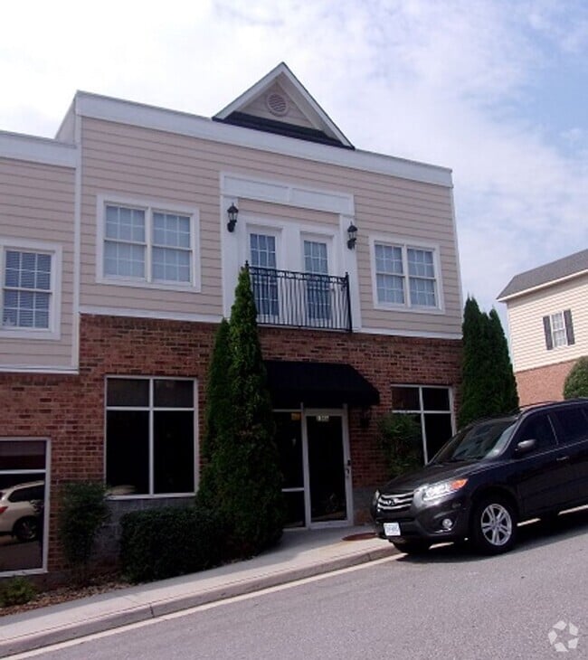 Building Photo - Upper Level Apartment in Wyndhurst