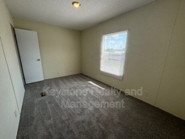 Building Photo - 822 Monroe Ln