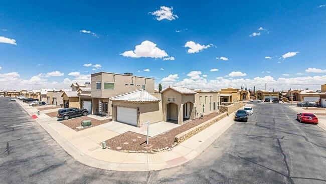 Building Photo - Beautiful 3 bed-2 baths with Casa Club/Gym...