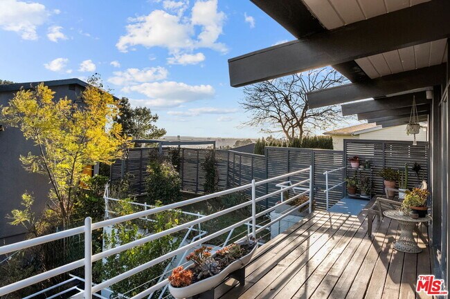 Building Photo - 2690 Hollyridge Dr