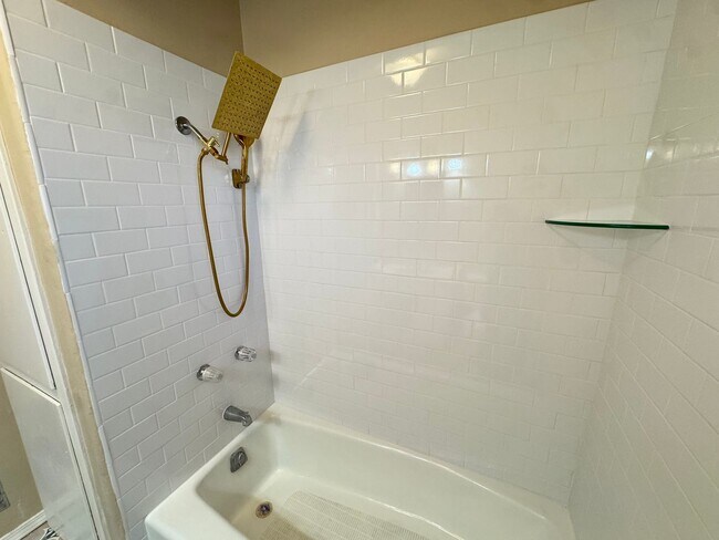 Building Photo - North Campus Gem!