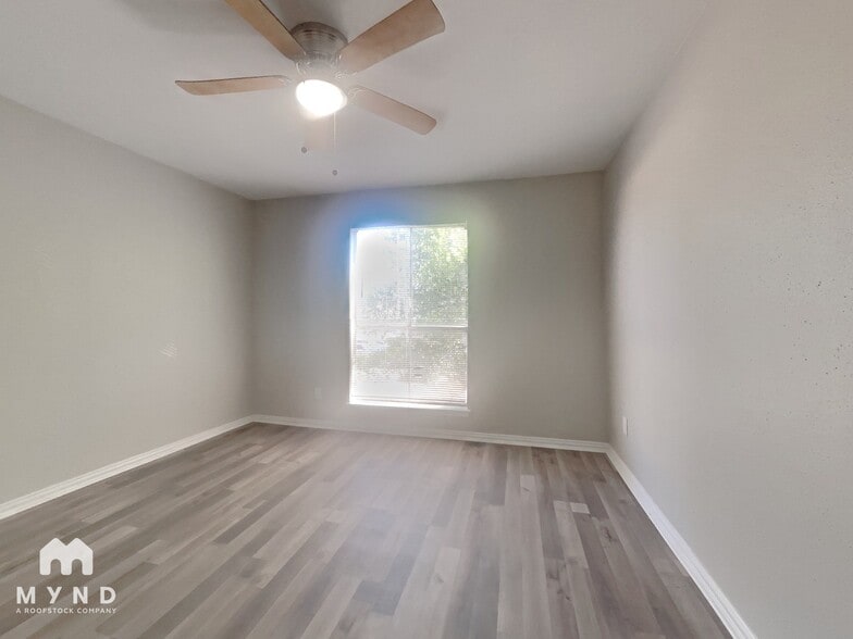 Building Photo - 5625 Antoine Dr