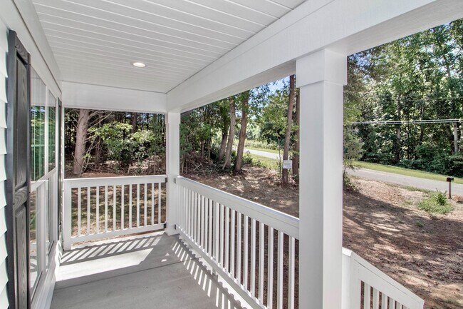 Building Photo - Lux Three Bedroom Townhouse in Sherrills Ford