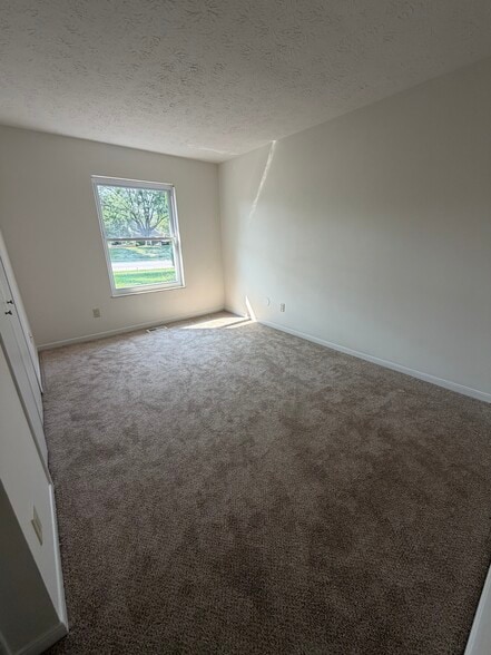 Building Photo - 9862 Mandel Dr